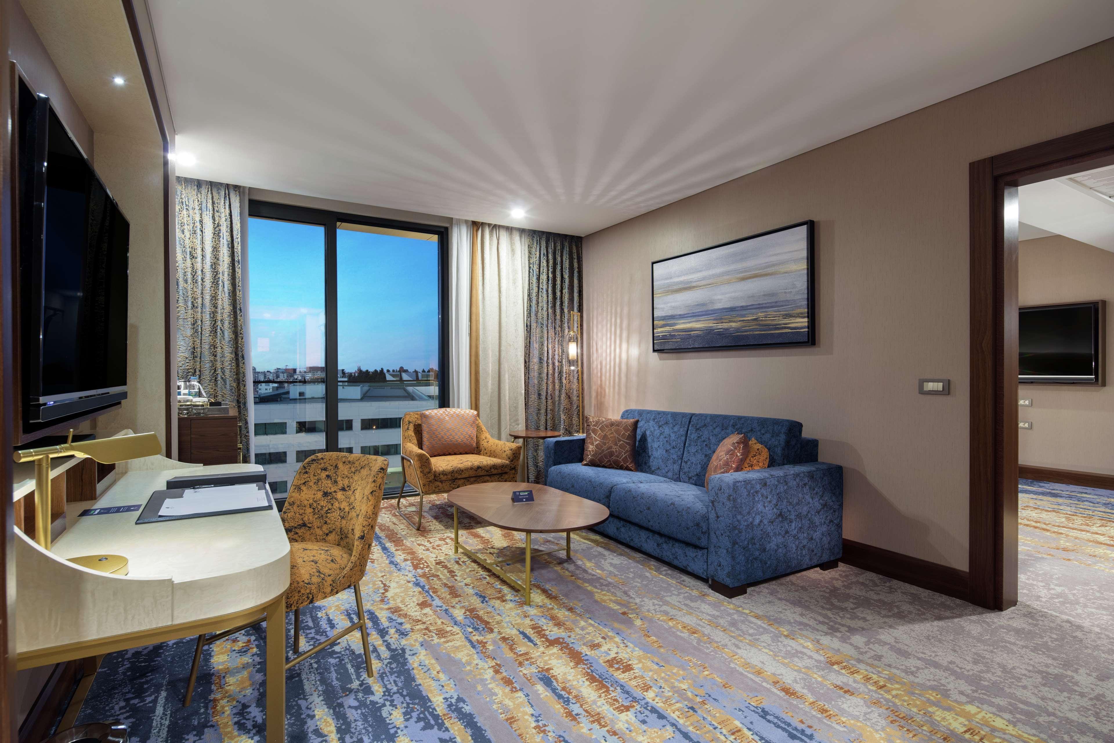 Doubletree By Hilton Antalya City Centre Екстериор снимка Suite