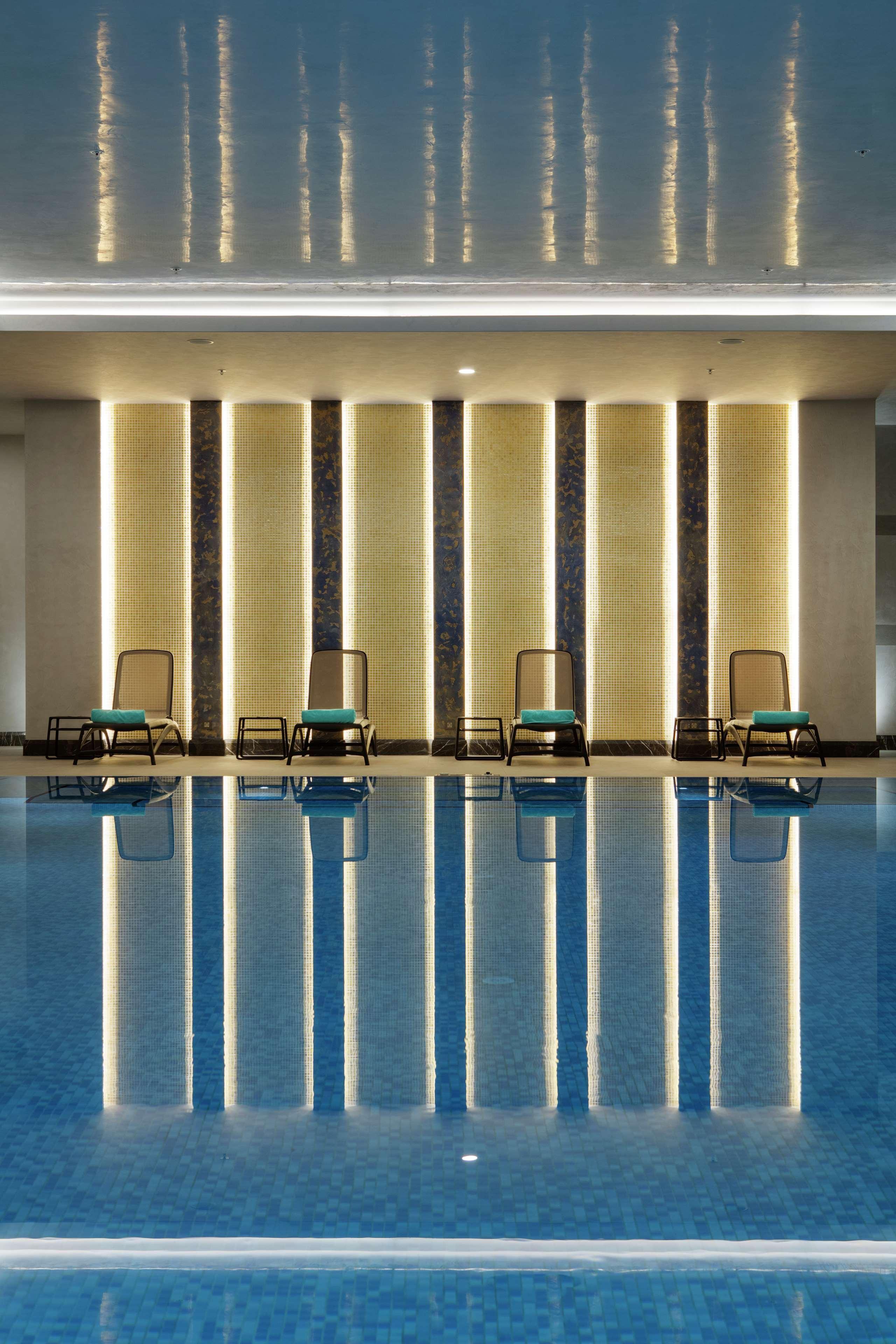 Doubletree By Hilton Antalya City Centre Екстериор снимка The swimming pool at the hotel