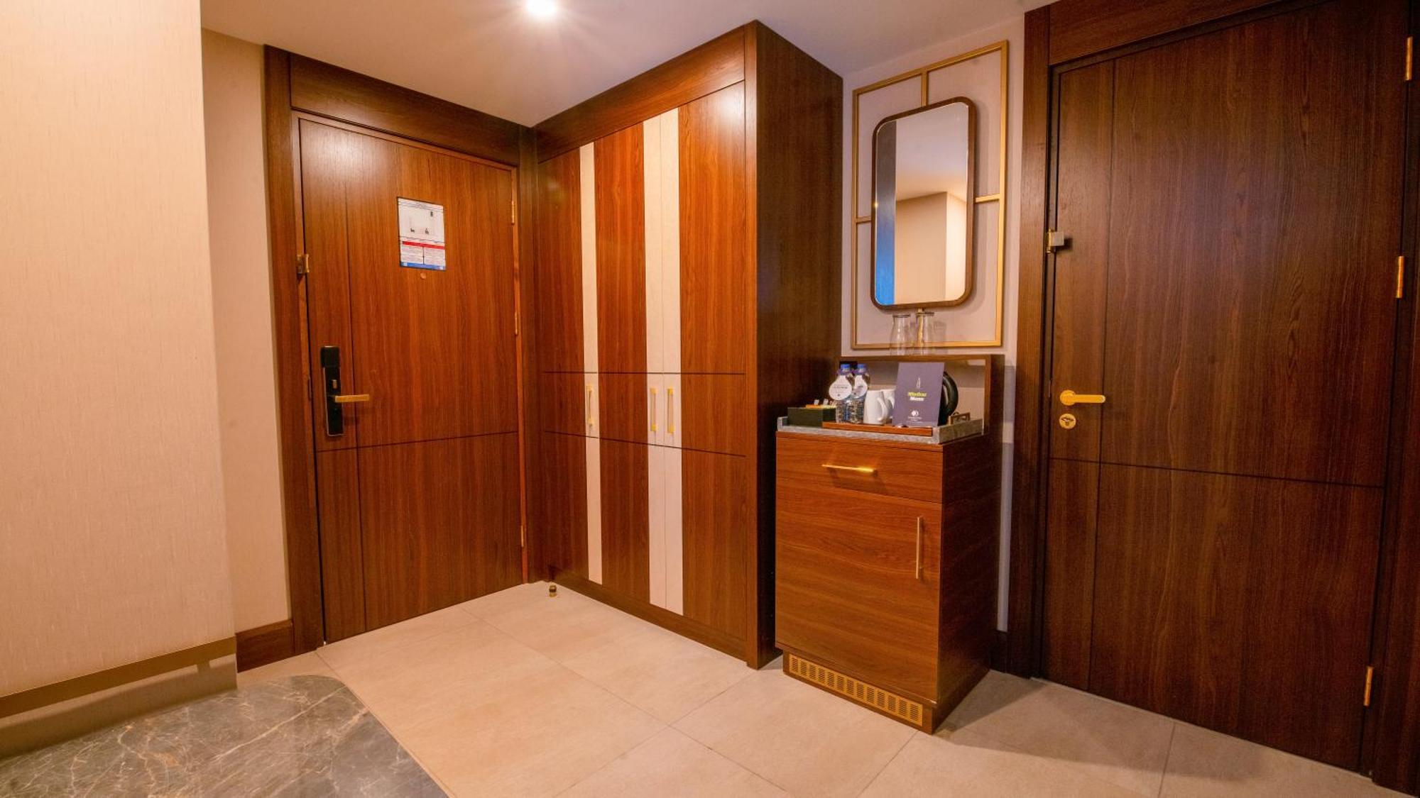 Doubletree By Hilton Antalya City Centre Екстериор снимка A guest room at the hotel