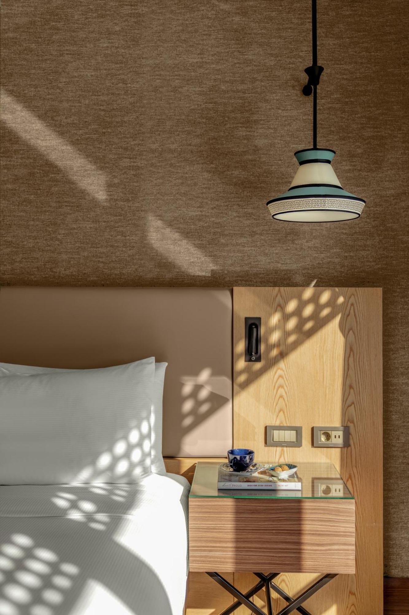 Doubletree By Hilton Antalya City Centre Екстериор снимка A ceiling light